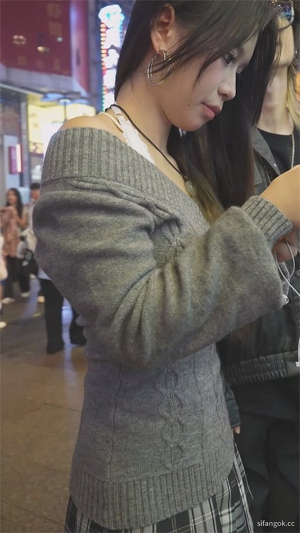 推荐【步行街抄底】骚逼嫩妹,肉丝白内,龟男当舔狗这么顺从就是为了待会操逼吗1V 配图9