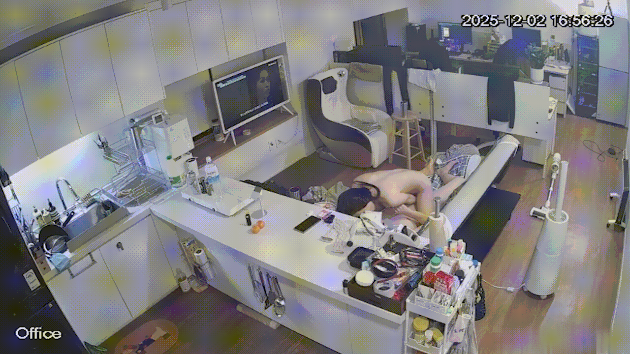 黑客入侵办公室摄像头偷窥高颜值白领情侣下班后看电视激情缠绵忍不住办公室做爱 配图2