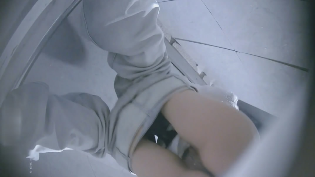 一月最新流出精品厕拍夜总会女厕高清偷拍小姐尿尿黑色长靴美腿小姐姐阴唇肥厚 配图14