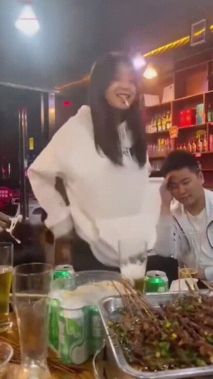 凯里反差骚货酒桌发浪在异性起哄下撩衣露奶妖娆骚舞吊带滑落露点 现场画面淫俗不堪！ 配图5