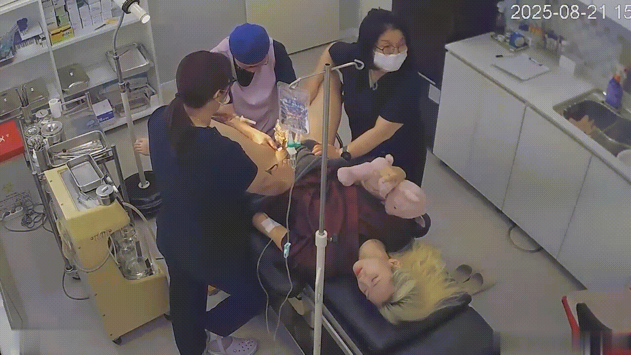 黑客破解医院手术室监控偷拍几个颜值美女做流产手术抱着小熊解压 配图10