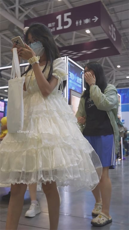 爆推【商场偷窥】极品小嫩妹，大长腿翘臀，泡泡裙下白内超骚，黑穴长毛遮不住，1V1 配图4