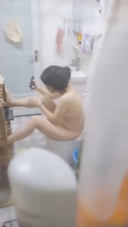隔壁忘关窗帘的邻家妹妹浴室刮毛自慰被偷窥全程高能差点抓包！ 配图2