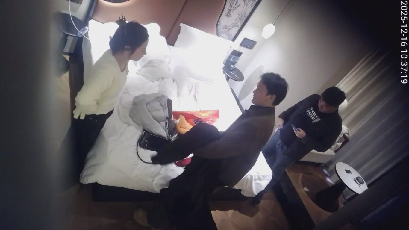 12-16重磅流出！天眼酒店高清偷拍胖哥带兄弟3P美少妇，退房前再猛操到高潮，疑 配图8