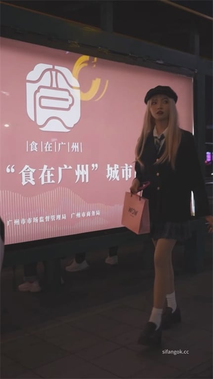 爆推荐【夜市步行街高能抄底】龟男当街掀起炮友裙子路人围观，黑丝白内湿透骚到爆，抽 配图14