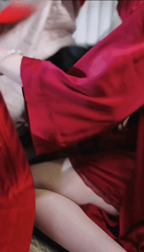 【AI脱衣】魔改短剧《破咒师》第9集 我躲在苏青姐被窝里  当着她镇长爹面前舔逼 配图7