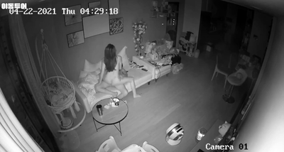 韩国激情监控流出！女友跪舔男友粗硬鸡巴，再骑乘位疯狂扭腰摇臀高潮！ 配图2
