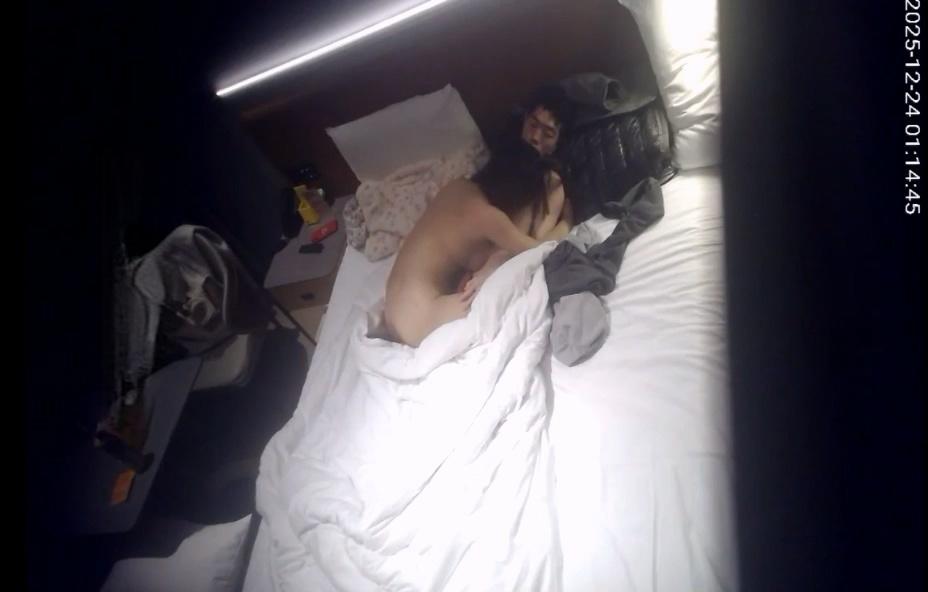 天眼酒店激情偷拍流出美脚少女被男友抱腿狂猛抽插粉嫩小穴 配图5
