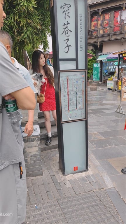 爆推【步行街极品】绝美嫩妹吊带红裙小皮鞋，白内裤骚到骨子里，甜笑勾人想娶回家1V 配图4