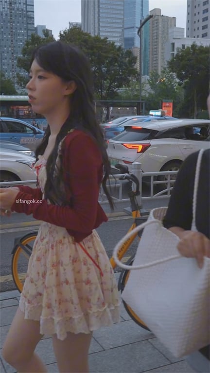 爆款推荐【街头极致抄底】高颜值清纯女神，小皮鞋踩出诱惑，齐逼泡泡裙下藏不住的脏内 配图4