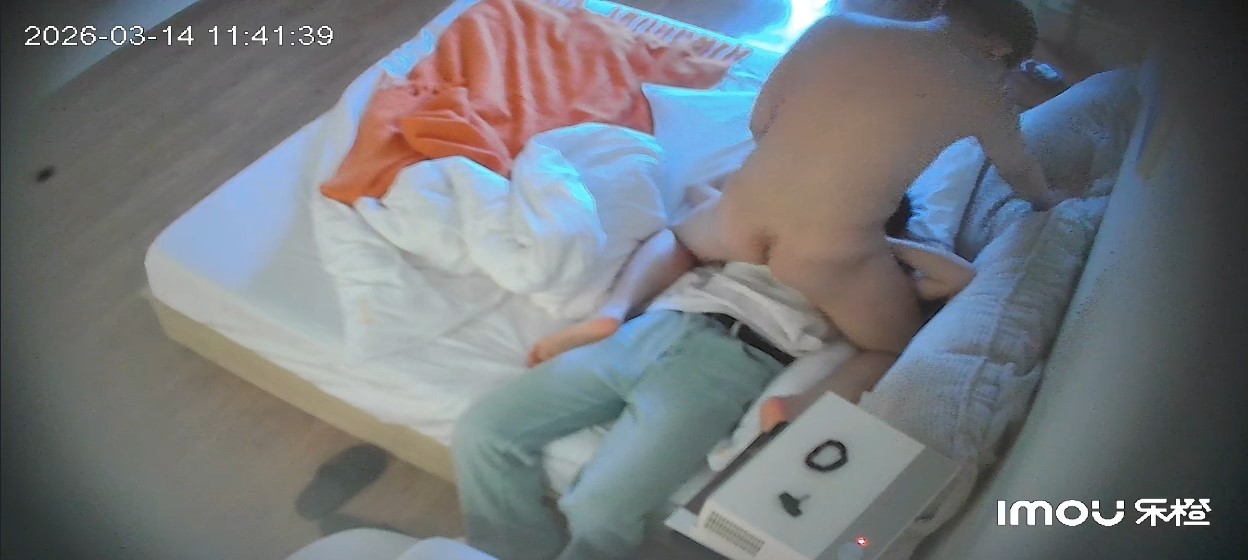 乐橙酒店偷拍流出！极品白嫩大学妹被男友粗鸡巴塞满小嘴后疯狂猛干到高潮迭起 配图9