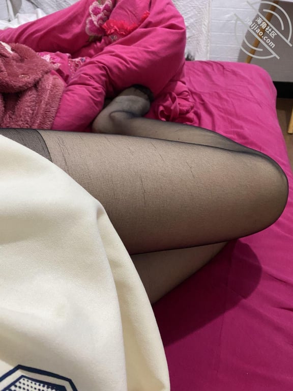 对老爸的恨意转成对老妈的抽插，穿上我喜欢的黑丝白袜 对着婚纱照狠狠内射-老宋论坛
