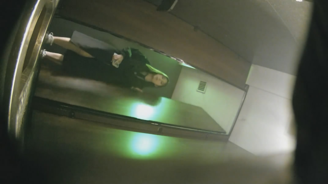 一月最新爆款流出！酒吧女厕高清后拍极品小姐姐狂拉用力擦菊花，厕纸直接擦烂现场 配图1