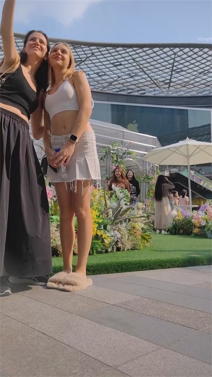 爆推【商场极品抄底】偶遇绝色洋妞强势拿下！傲人长腿清纯美体，多人5V1狂欢激战 配图7