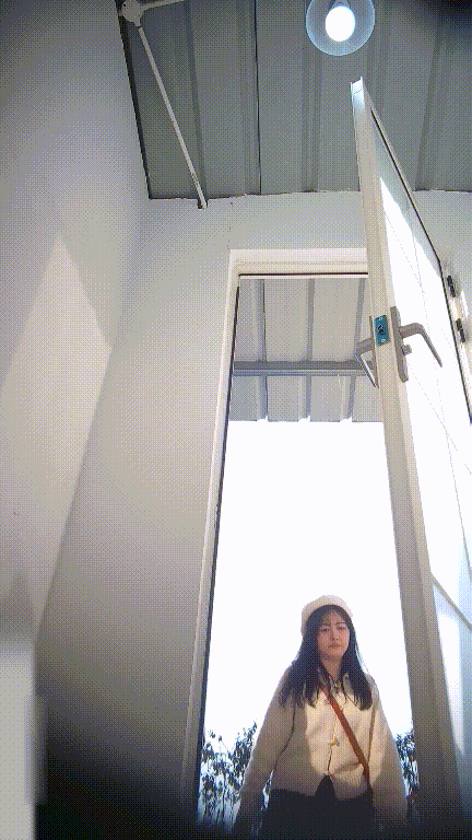 美女如云街边女公厕真实偷拍多位小姐姐方便还有换衣的，同步露脸 配图2