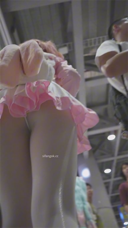 爆款推荐展会偷拍！绝美嫩妹公主泡泡裙+白丝真空，开放到这种地步？龟男直接爽到腿软 配图7