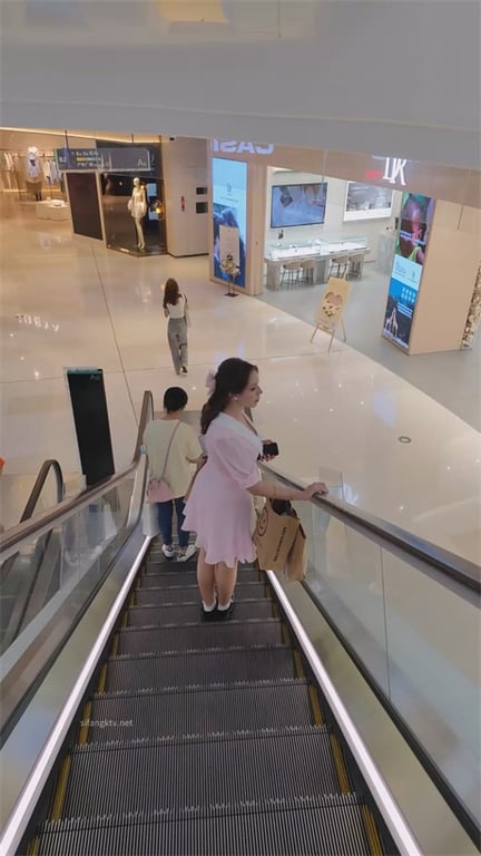 重磅推荐【商场捡漏】极品粉衣反差婊！清纯外表下真空骚穴玉足特写，龟男女友肥美蜜穴 配图8