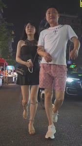 Banana Cat系列❤️短裙少妇街头大胆穿破洞CD条纹内裤，前后暴露仍逛不停！-老宋论坛