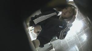 二月最新劲爆流出❤️【酒吧隐藏全景厕拍】黑丝高跟美腿诱惑，美女云集！羽绒服靓妹接外卖小哥电话激情现场（9V）-老宋论坛