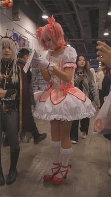 ❣️展会抄底｜这大高个是男娘还是真妹子？粉内裤一路勒进股沟，老哥蹲下看了半天：没掏把儿，应该能冲！1V-老宋论坛