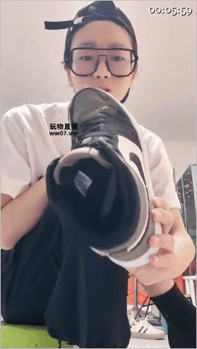 【SM调教】【嘤嘤嘤】裸足口水/裸足榨精/男装爸爸全程粗口/亲妈发现了儿子的秘密 配图3