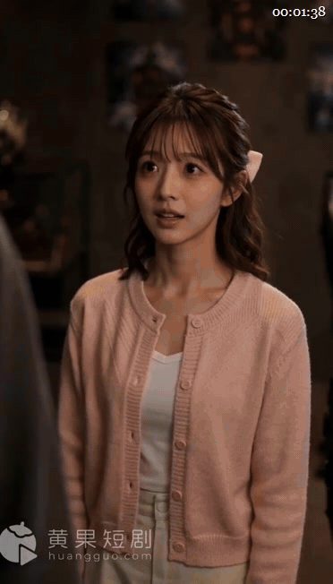 【AI短剧】《必须和公主大人双排》EP1-10集，和心高气傲的大小姐挤进狭小空间 配图2