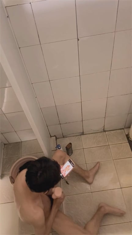 推荐浴室偷拍【大学男生自慰】讲究人，用硅胶娃娃撸管自慰，手机看片调情，射完娃娃扔 配图4