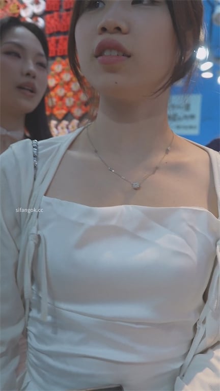 爆推【商场偷香】极品嫩妹短裙肉丝，骚透内裤热气直冒，忍不住想把脸埋进屁穴狂吸猛舔 配图12