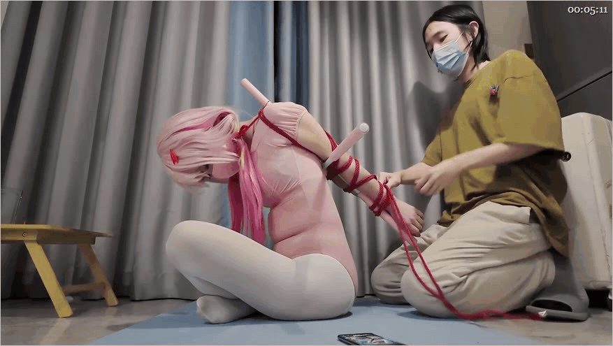 ㊙【SM调教】【海砂工作室】吊缚体罚清纯运动型邻家小妹_绑在柱子上反复摩擦⑤10 配图6