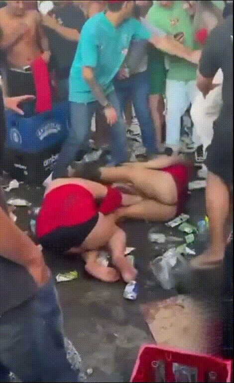 印度街头辣妹群殴翻车干不过直接躺地扣逼，红裙掀开臀浪狂飙，围观群众手机狂拍太炸裂 配图3