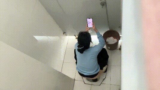 办公室女厕偷拍神器！大神潜伏抄底，直击两位极品OL私密嫩鲍 配图3