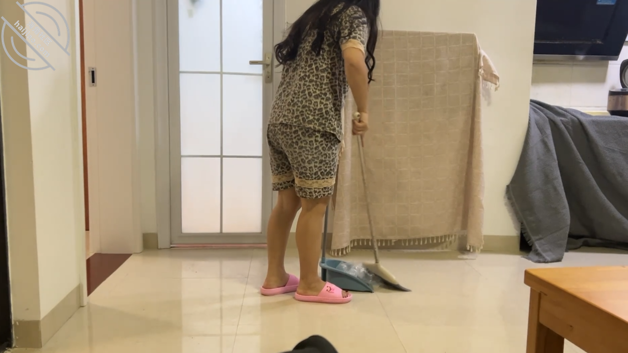 15【原创】51假期老爸出差，老妈身着妩媚大扫除，儿子忍受不住把亲妈操喷 - 老宋论坛-老宋论坛