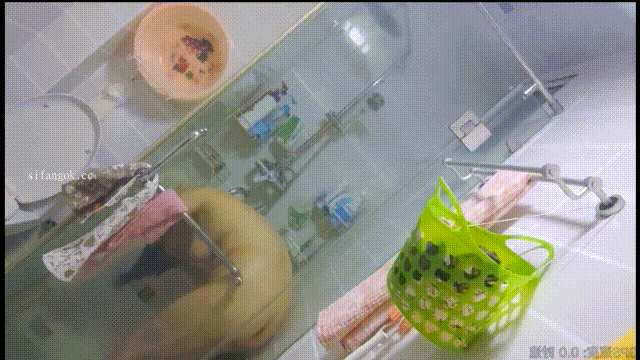 【贵在真实，洗澡偷拍】多次偷拍老婆跟大奶子丈母娘洗澡 配图4