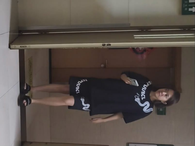 午休尾随单位女神同事潜入女厕❤️多角度偷窥她尿尿粉嫩无毛小逼高清无水印原版-老宋论坛