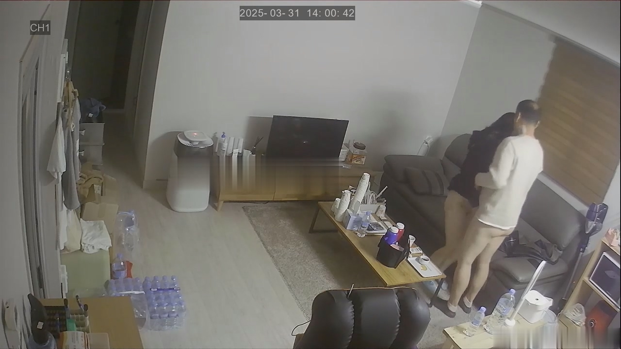 偷拍激情！大叔出差归来饥渴爆棚，中午等媳妇回家沙发狂野一炮泄火 配图3