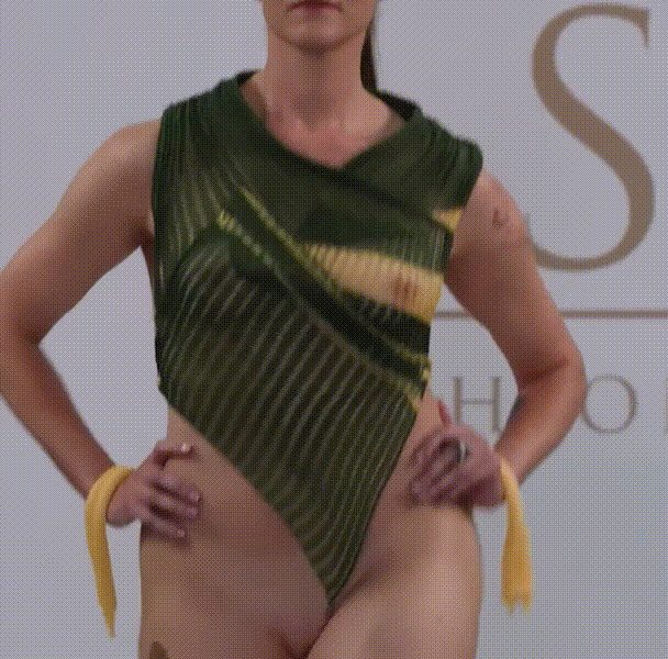 人体本真挑战布料枷锁荷兰国际时尚展模特全裸试穿主题服装白嫩美乳若隐若现到底是高雅 配图2