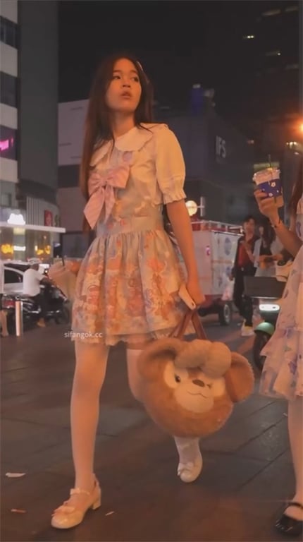 ❣️推荐❣️【步行街抄底】萝莉装颜值靓女，白丝配搭，JK妹的白内裤更骚，好饱满的阴户1V愃 - 老宋论坛-老宋论坛