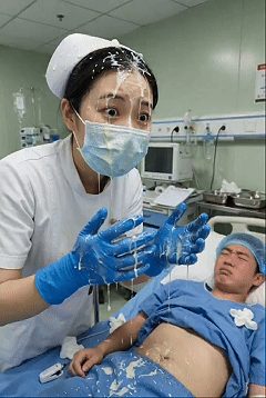 【AI自制小短剧】《绝美护士》制服诱惑，男子到医院做包皮手术，不料护士为其刮毛时 配图2