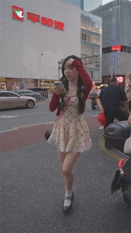 ❣️爆款推荐❣️【街头极致抄底】高颜值清纯女神，小皮鞋踩出诱惑，齐逼泡泡裙下藏不住的脏内裤，骚浪欲火焚身1V1 - 老宋论坛-老宋论坛