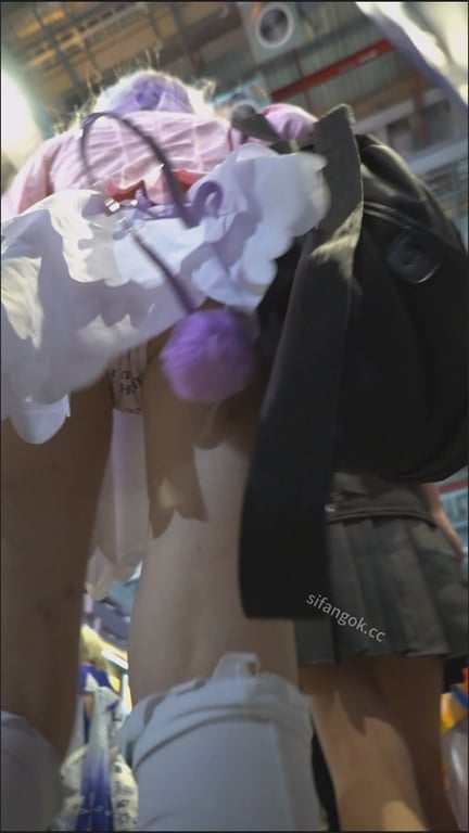 爆款推荐【展会偷拍】绝美清纯女神玉足高清特写！白内裤竟写Fuck You，纯欲外 配图7