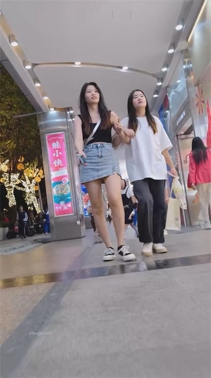 推荐【商场抄底】精品少妇,白内够骚,一身白色看着有气质,天气热透明内裤散散味1V 配图10