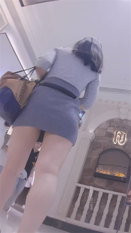 极致诱惑【商场偷窥】紧实翘臀+玉足特写，包臀裙下丁字裤疑似，骚到爆的1V视频！ 配图7