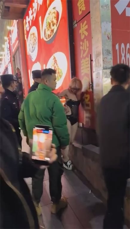 吃瓜3月15日长沙【解放西路】众人围观穿着暴露的荡妇当街口活，众目睽睽当场吹射， 配图13