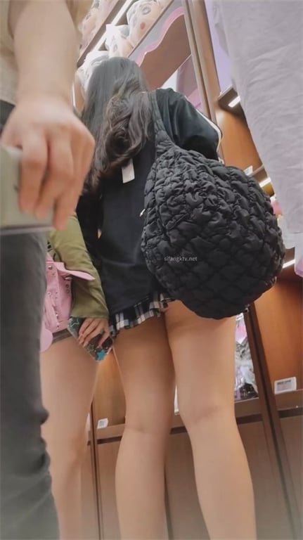 推荐【商场抄底】颜值嫩妹,绿茶脸,腿型还可以,白内够骚,屁股麻点有点多,白给都不 配图7