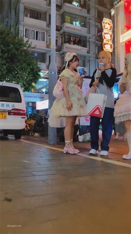 极致诱惑【步行街抄底】二次元高颜嫩妹泡泡裙小皮鞋，蓝内裤深夹骚股沟超撩1V 配图4