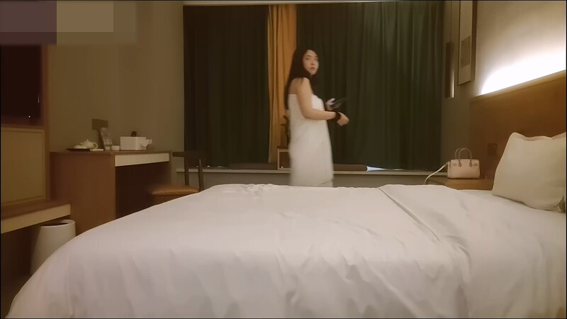 农村光棍激情约炮！长发短裙神似小宋佳的极品美女舌吻湿吻疯狂调情 换上骚情趣装后入 配图7
