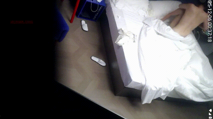 天眼1号房12-7：丸子头白肤美少妇太骚浪！男人直接狂舔逼，床上猛操不够转桌子上 配图3