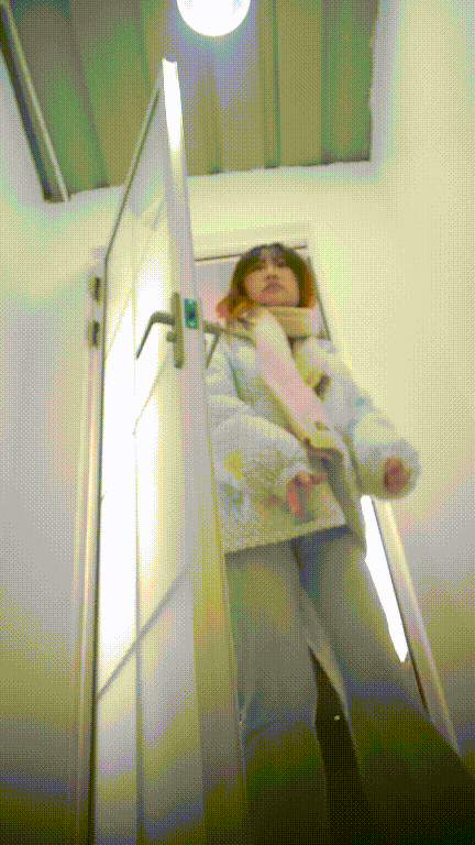 美女如云街边女公厕真实偷拍超多小姐姐方便，特写后位双洞同步露脸 配图3