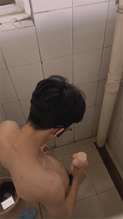 推荐浴室偷拍【大学男生自慰】讲究人，用硅胶娃娃撸管自慰，手机看片调情，射完娃娃扔 配图3