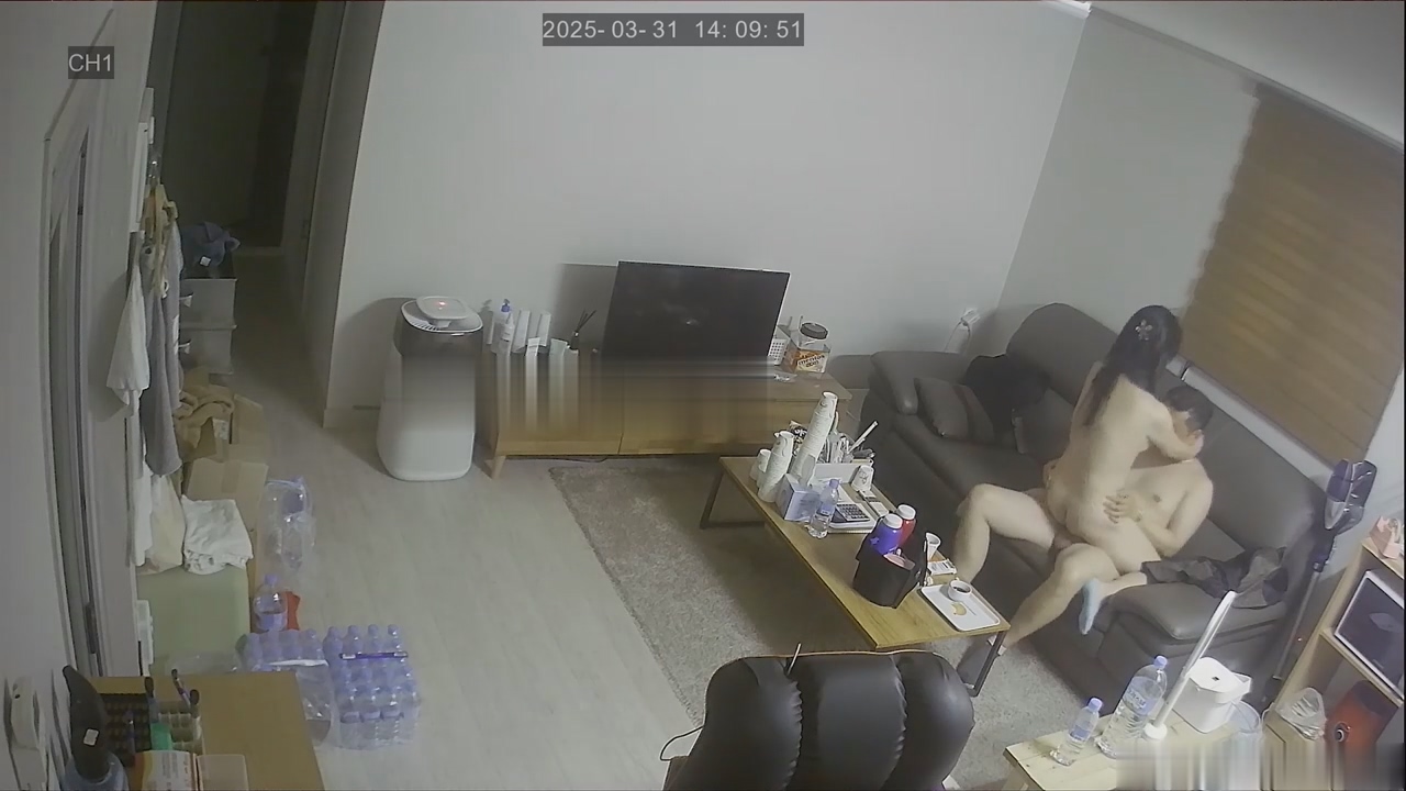 偷拍激情！大叔出差归来饥渴爆棚，中午等媳妇回家沙发狂野一炮泄火 配图6